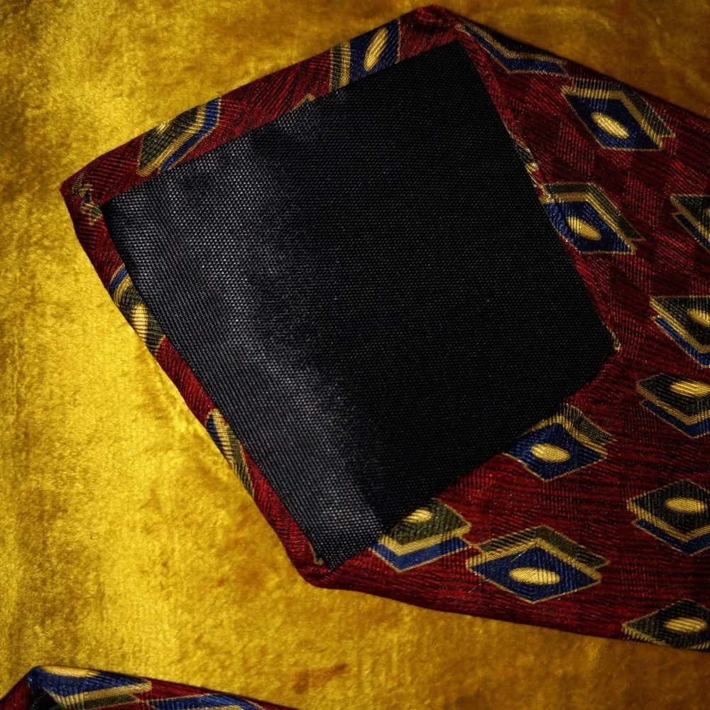Leviner Wood Gentlemen's clothiers Red w/ Geometric diamonds 100% silk hand sewn